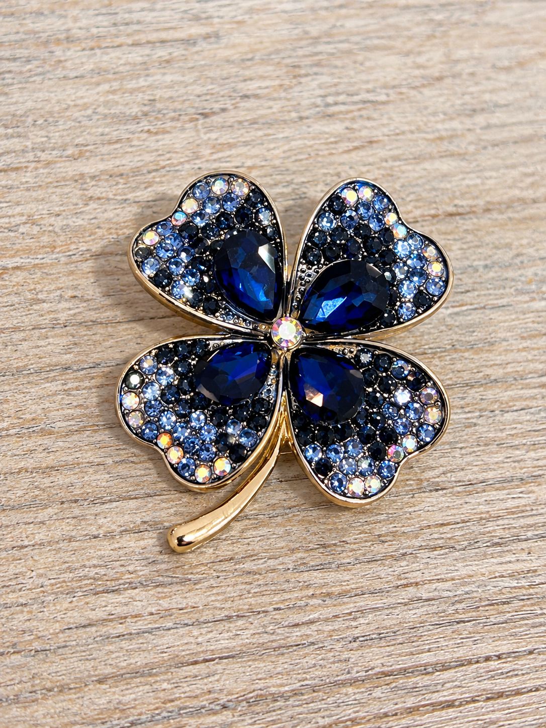 Broche mooi elegant klavertje met blauwe tinten