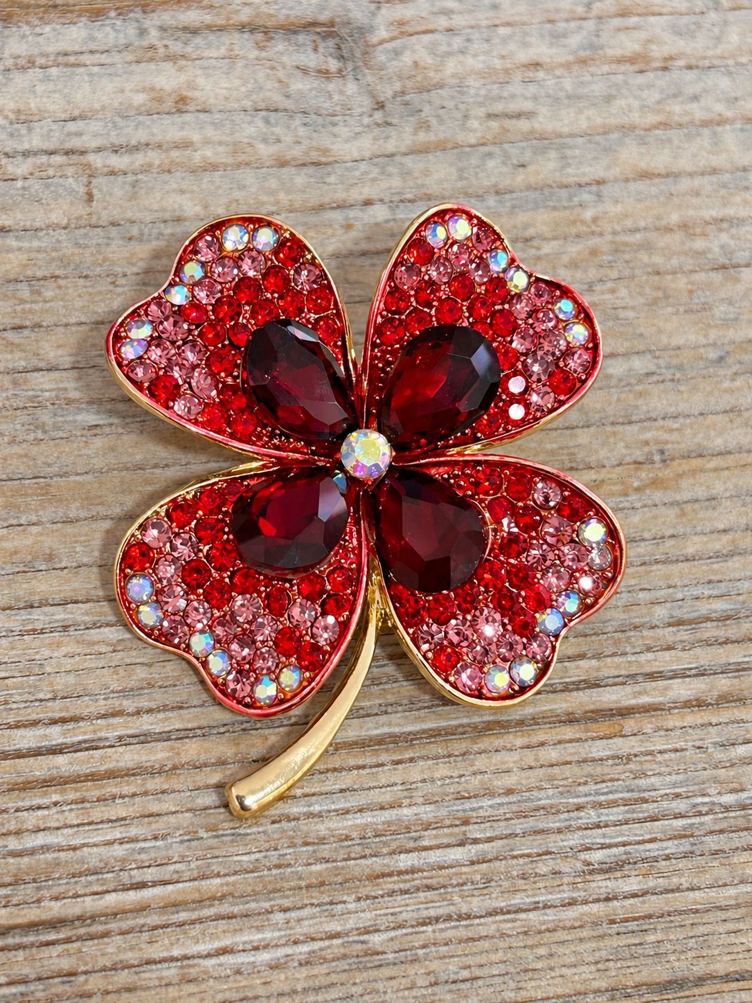 Broche mooi elegant klavertje met rode tinten