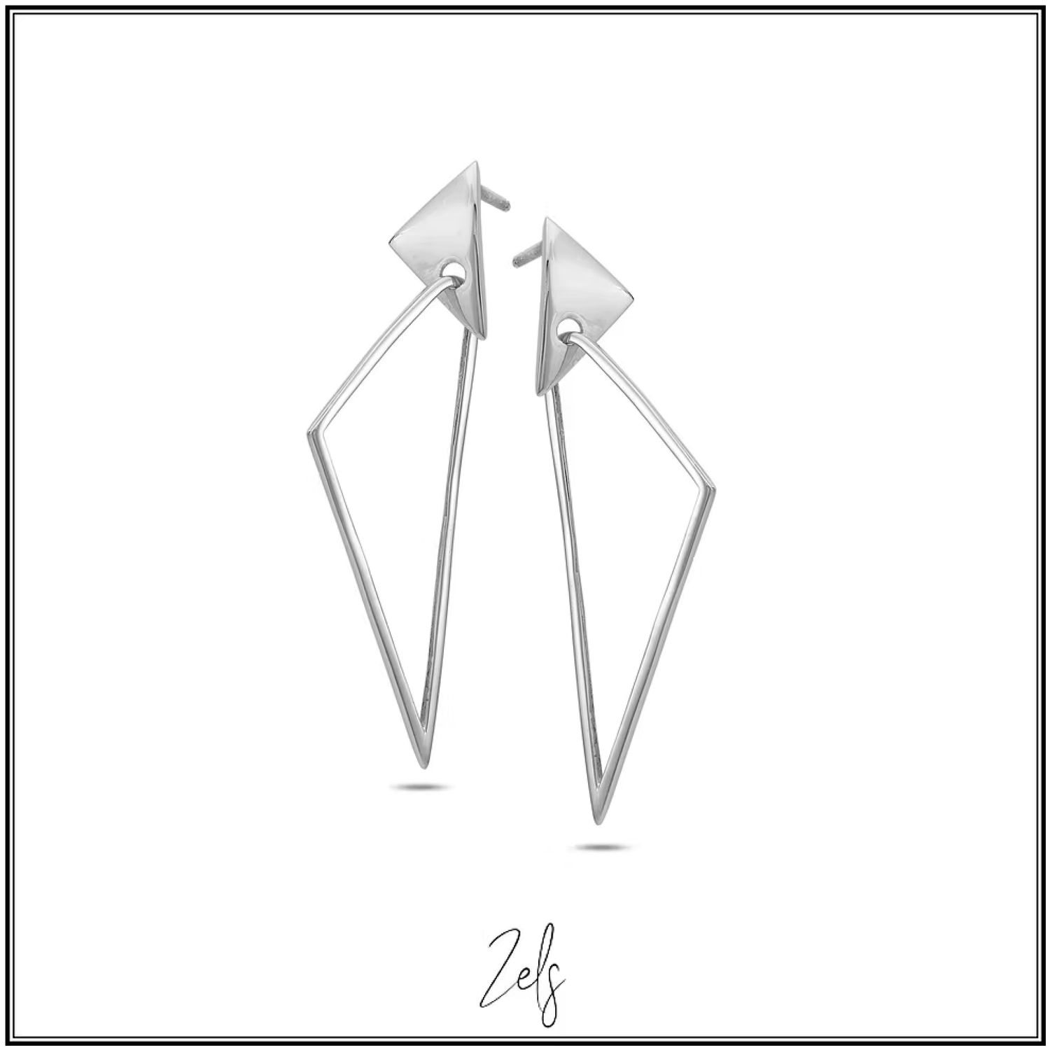 Zilveren oorbellen, modern strak geometrisch driehoekdesign.