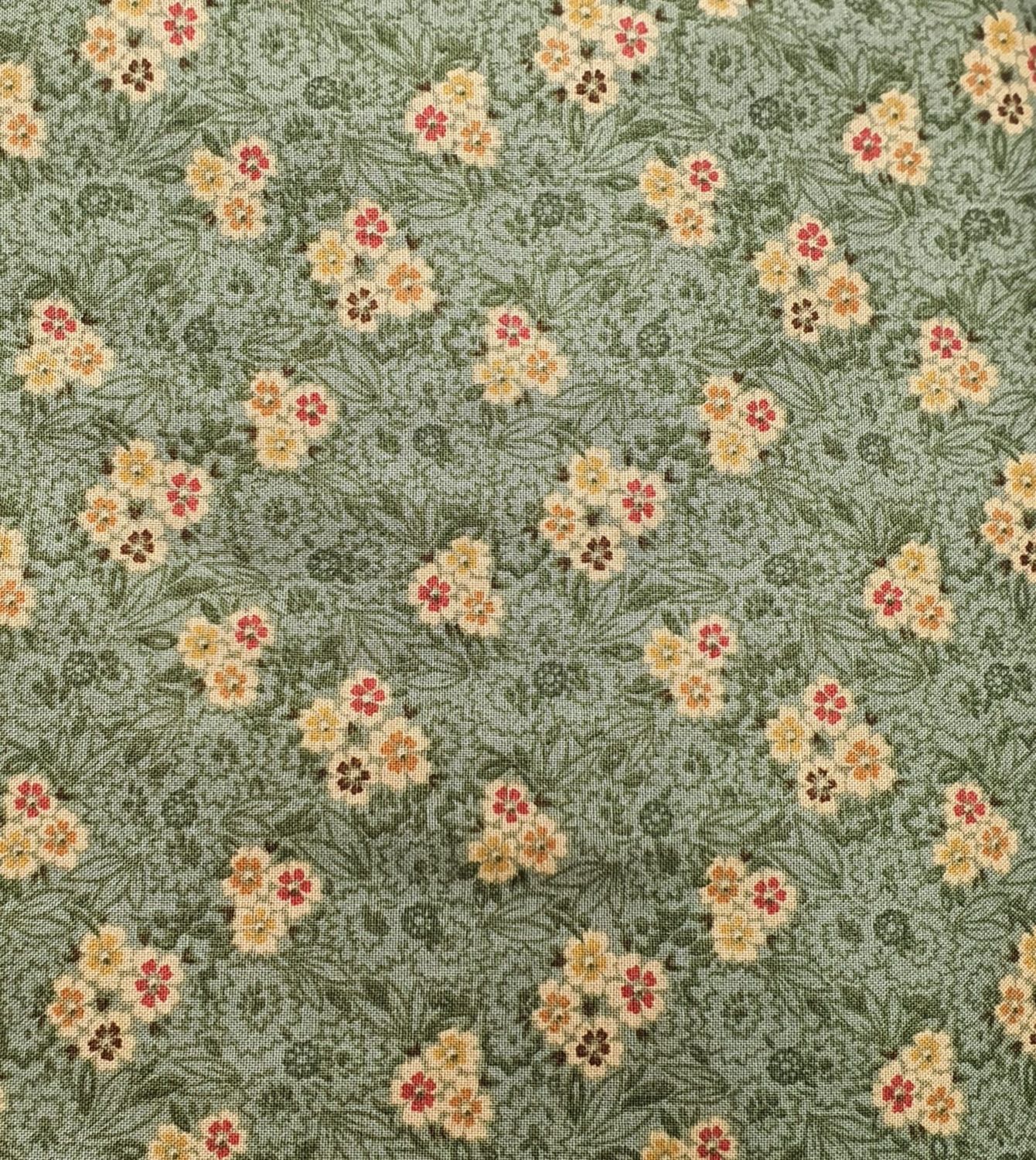 Tela verde flores crema Kim Diehl
