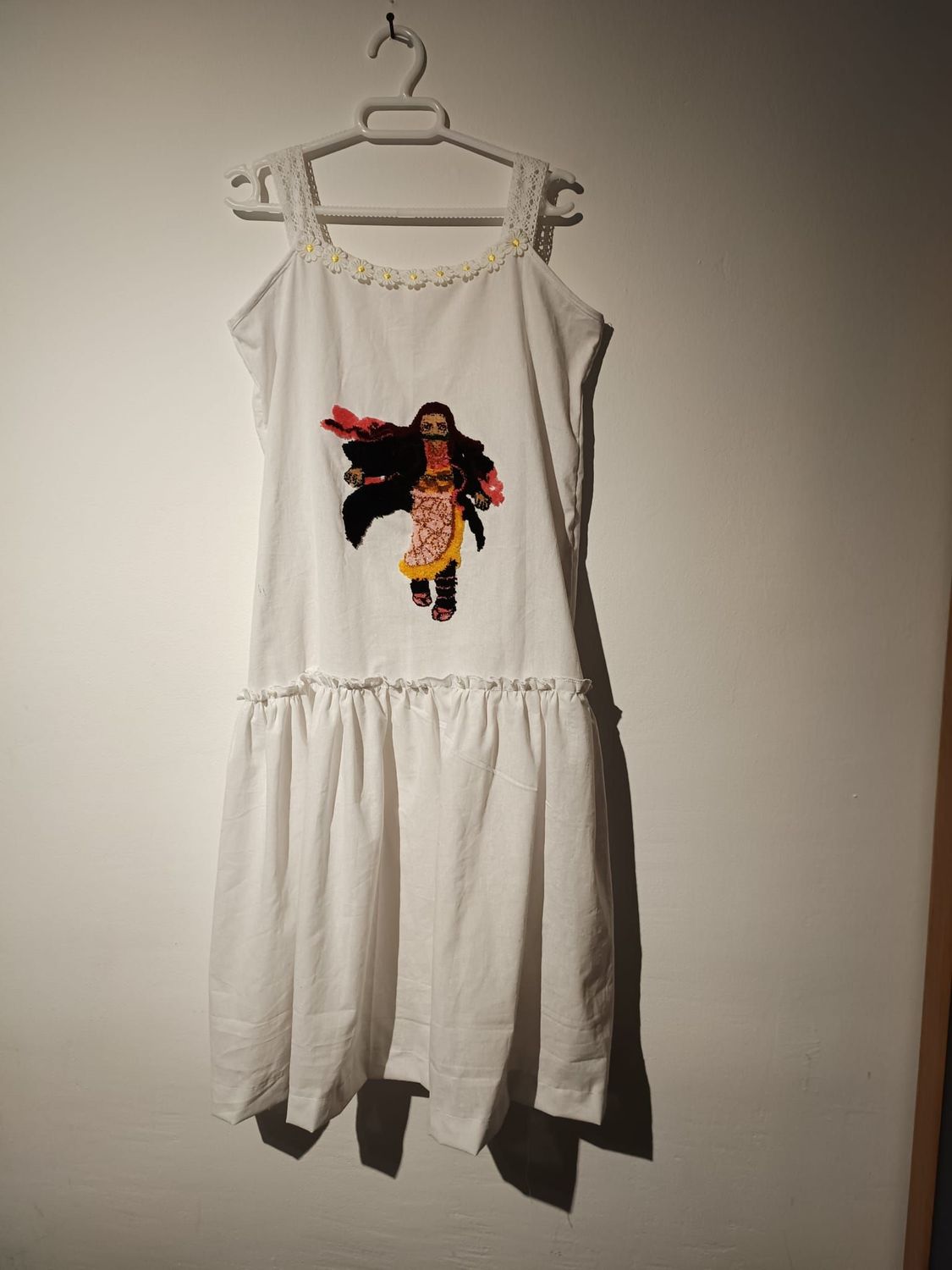 vestido con dibujo a relieve