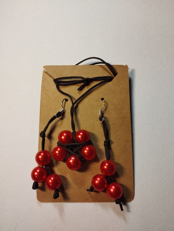 Collar y aretes perlas rojas