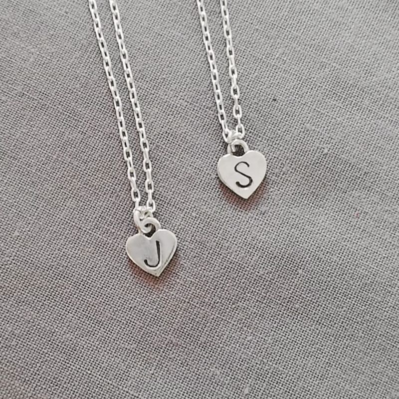Collar mini corazón inicial