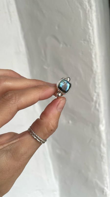 Anillo Millicent