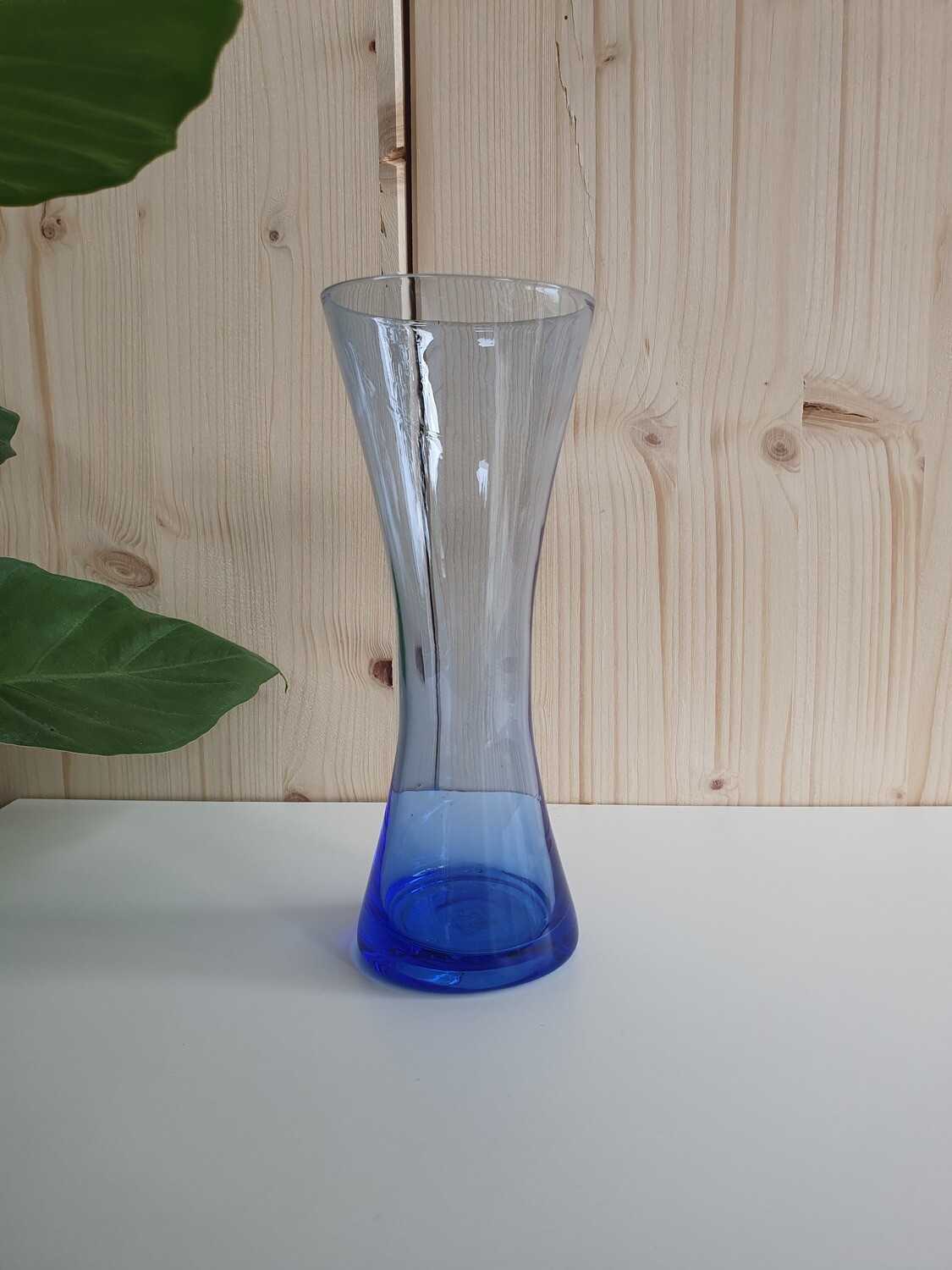 Glazen blauw getinte vaas in zandloper vorm
