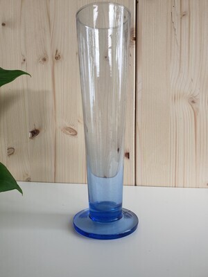 Glazen blauw getinte slanke vaas