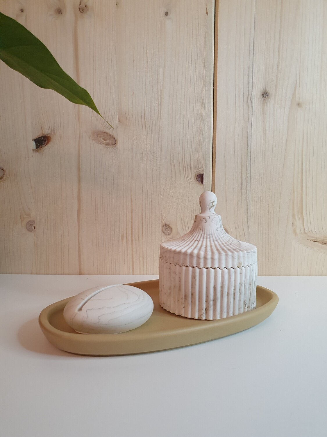 Set met assymetrisch bordje, potje en kaarthouder