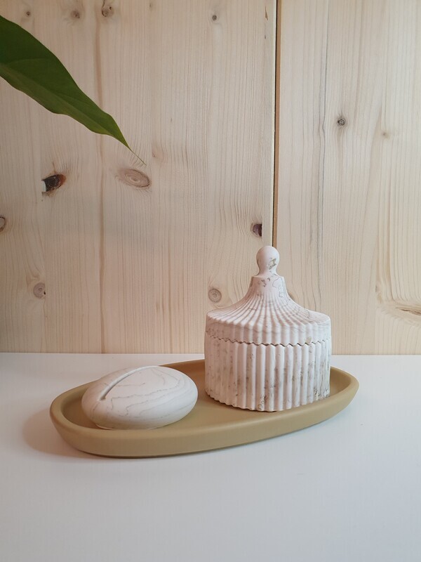 Set met assymetrisch bordje, potje en kaarthouder