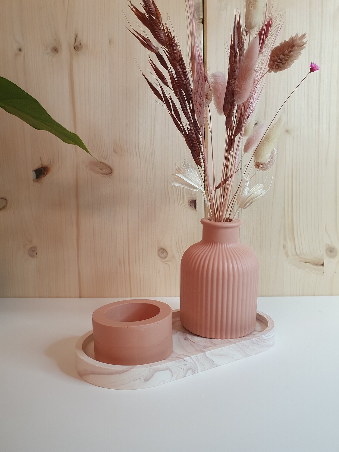 Set met bordje, vaasje met droogbloemen en theelichthouder