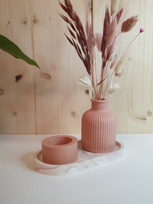 Set met bordje, vaasje met droogbloemen en theelichthouder
