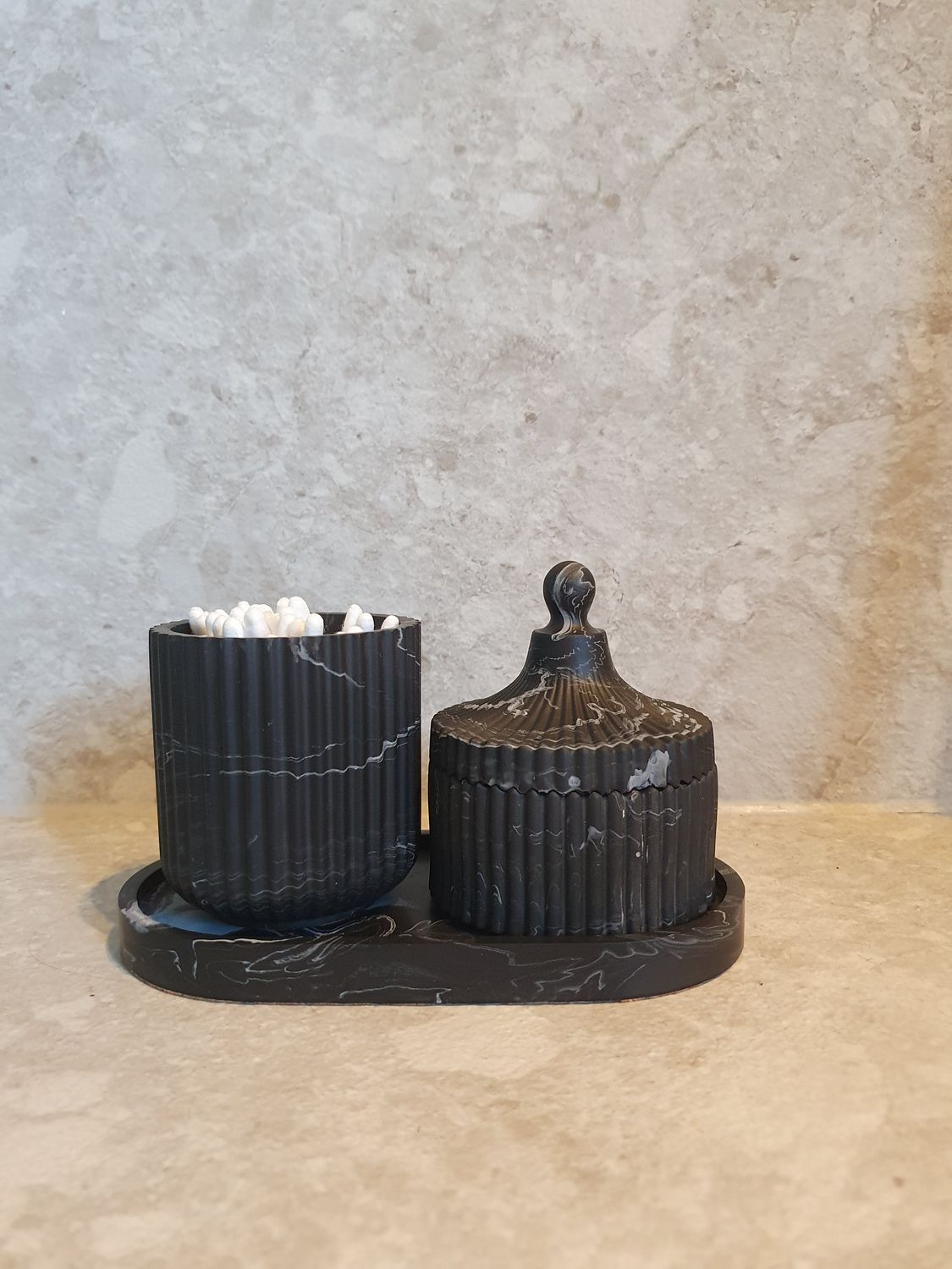 Badkamerset met ovalen bordje en 2 potjes