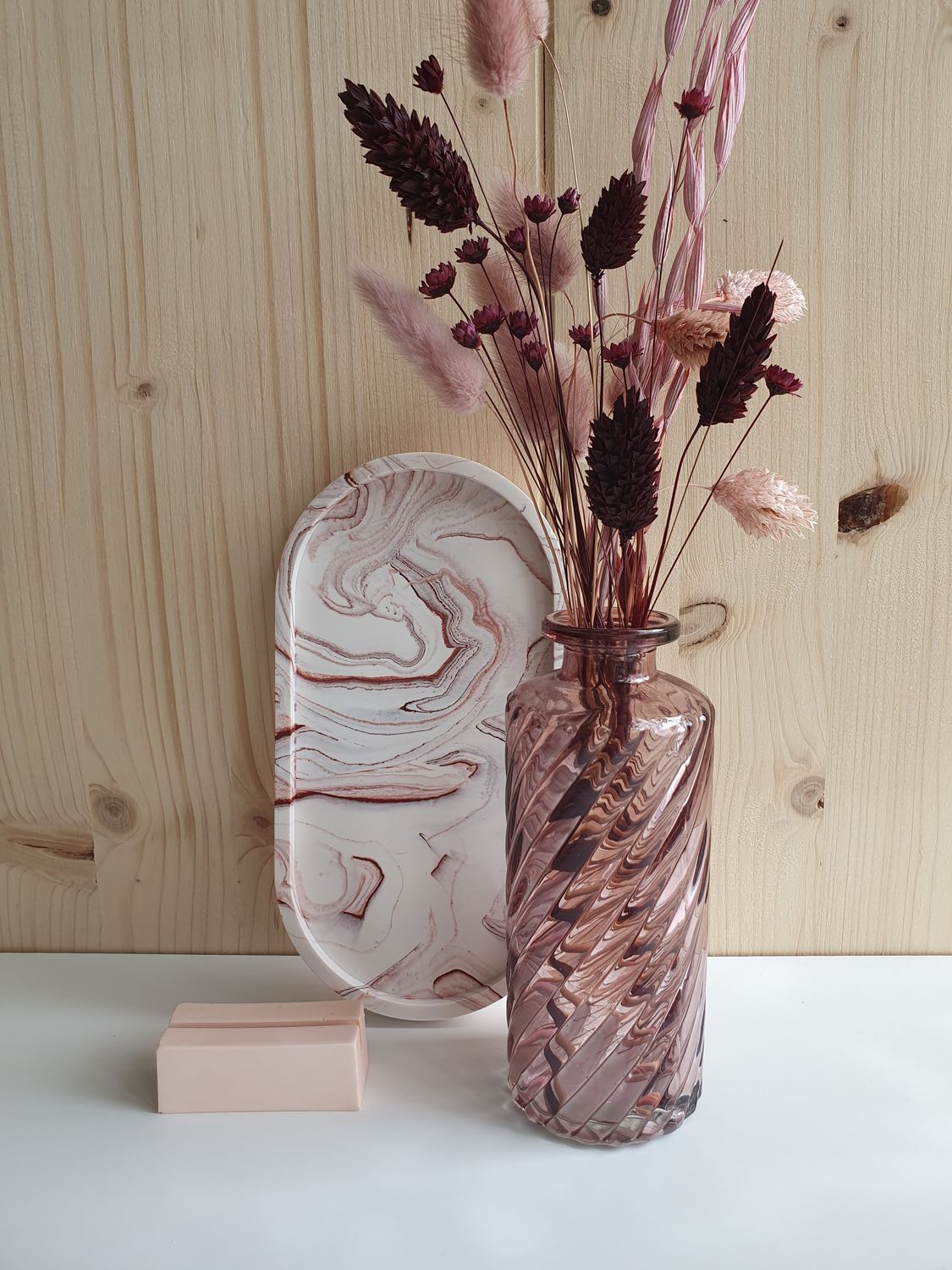 Set roze met glazen vaasje en kaarthouder