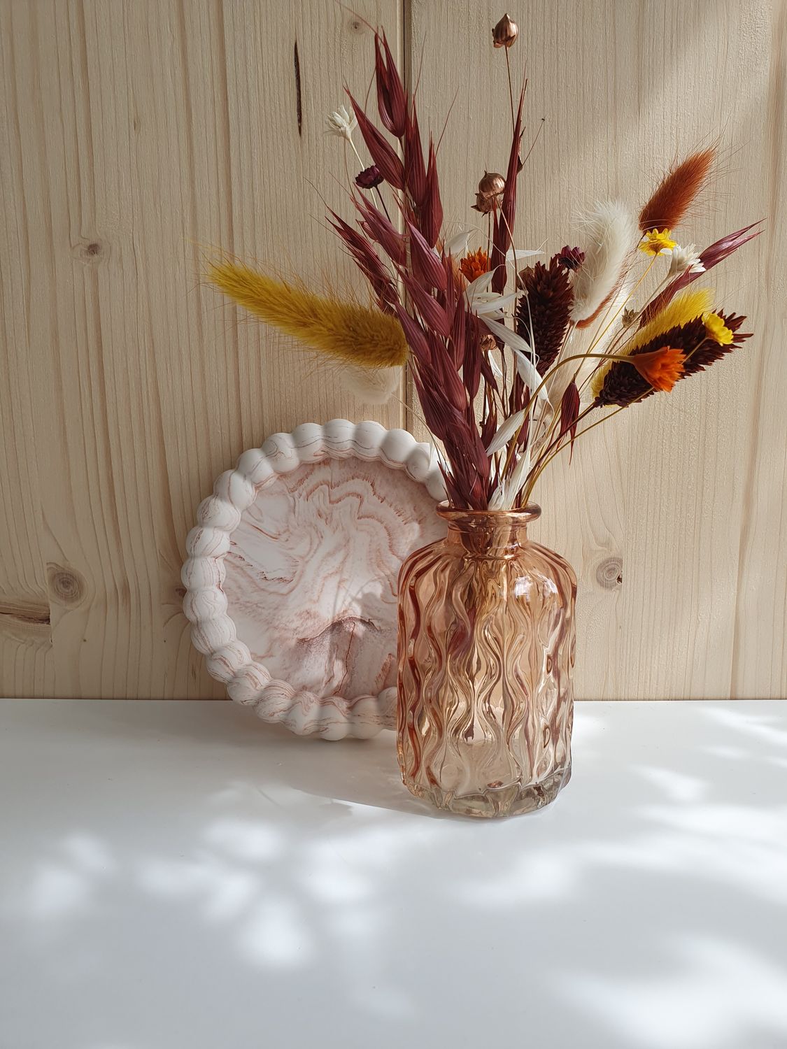 Set oranje met glazen vaasje en droogbloemen