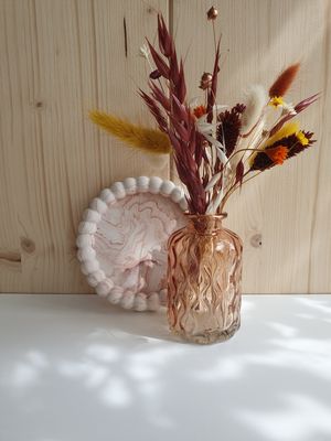 Set oranje met glazen vaasje en droogbloemen