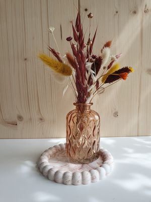 Set oranje met glazen vaasje en droogbloemen