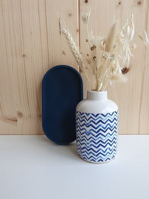 Set met bord en vaasje met blauwe lijnen