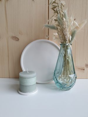 Set met rond bord, kaars en glazen vaasje