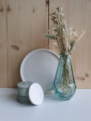 Set met rond bord, kaars en glazen vaasje