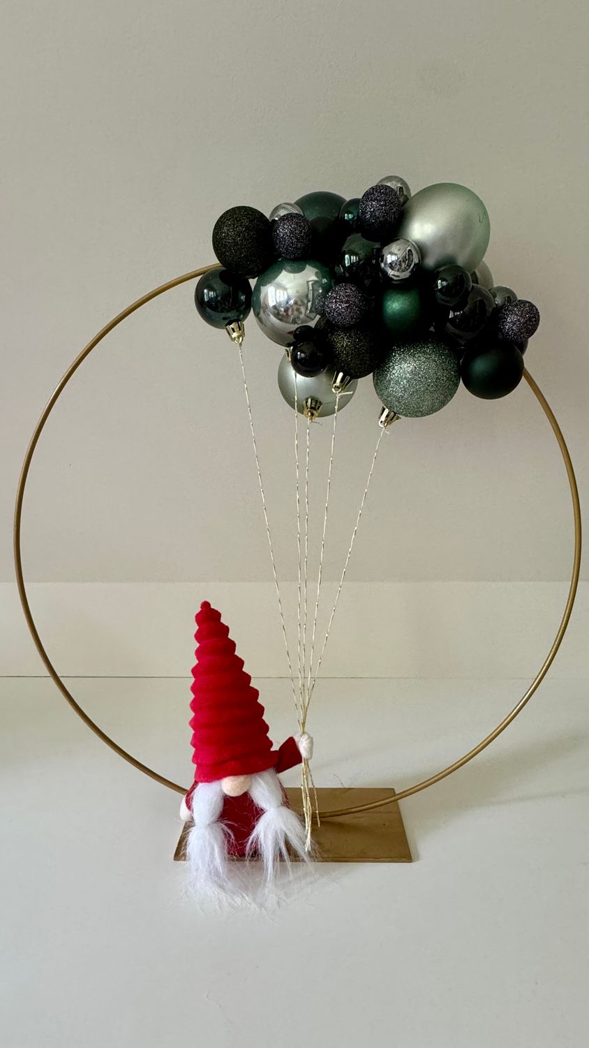 Kerstring goud 40cm met lichte en donkergroene ballen
