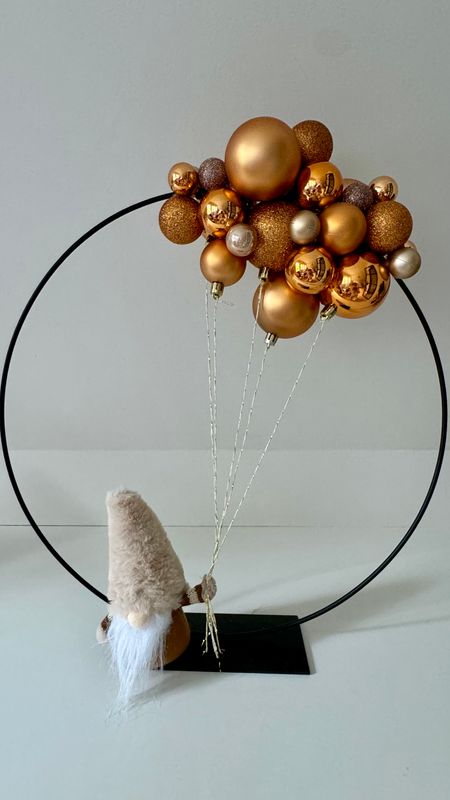 Kerstring zwart 40cm met oranje ballen