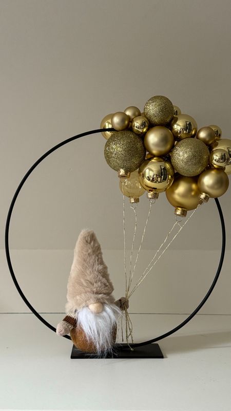 Kerstring zwart 30cm met gouden ballen