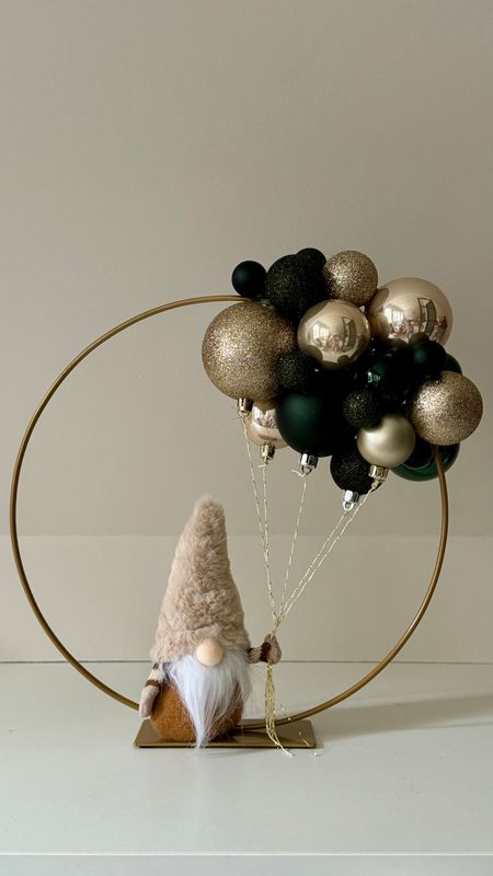 Kerstring goud 30cm met groene en champagne ballen