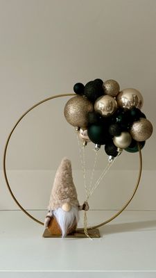 Kerstring goud 30cm met groene en champagne ballen