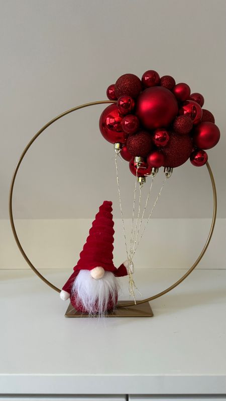 Kerstring goud 30cm met rode ballen
