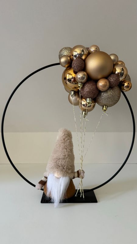 Kerstring zwart 30cm met licht oranje ballen