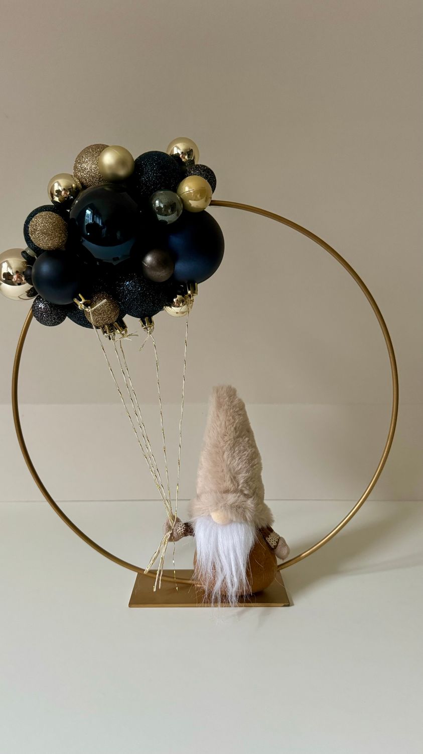 Kerstring goud 30cm met blauwe en gouden ballen