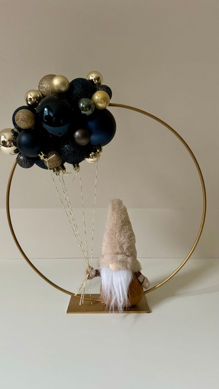 Kerstring goud 30cm met blauwe en gouden ballen