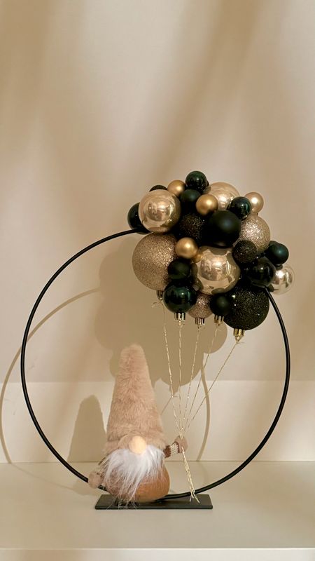 Kerstring zwart 30cm met donkergroene en champagne ballen