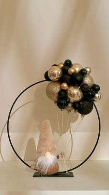 Kerstring zwart 30cm met donkergroene en champagne ballen
