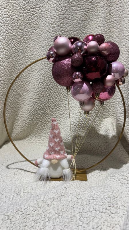 Kerstring goud 30cm met roze ballen