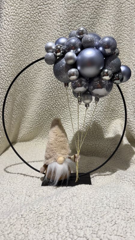 Kerstring zwart 30cm met blauw/zilveren ballen