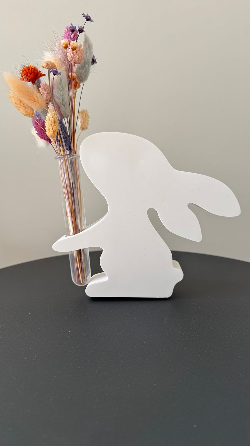 Paashaasje met lentebloemen