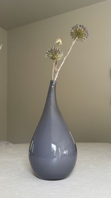 Glazen vaas grijs met droogbloemen
