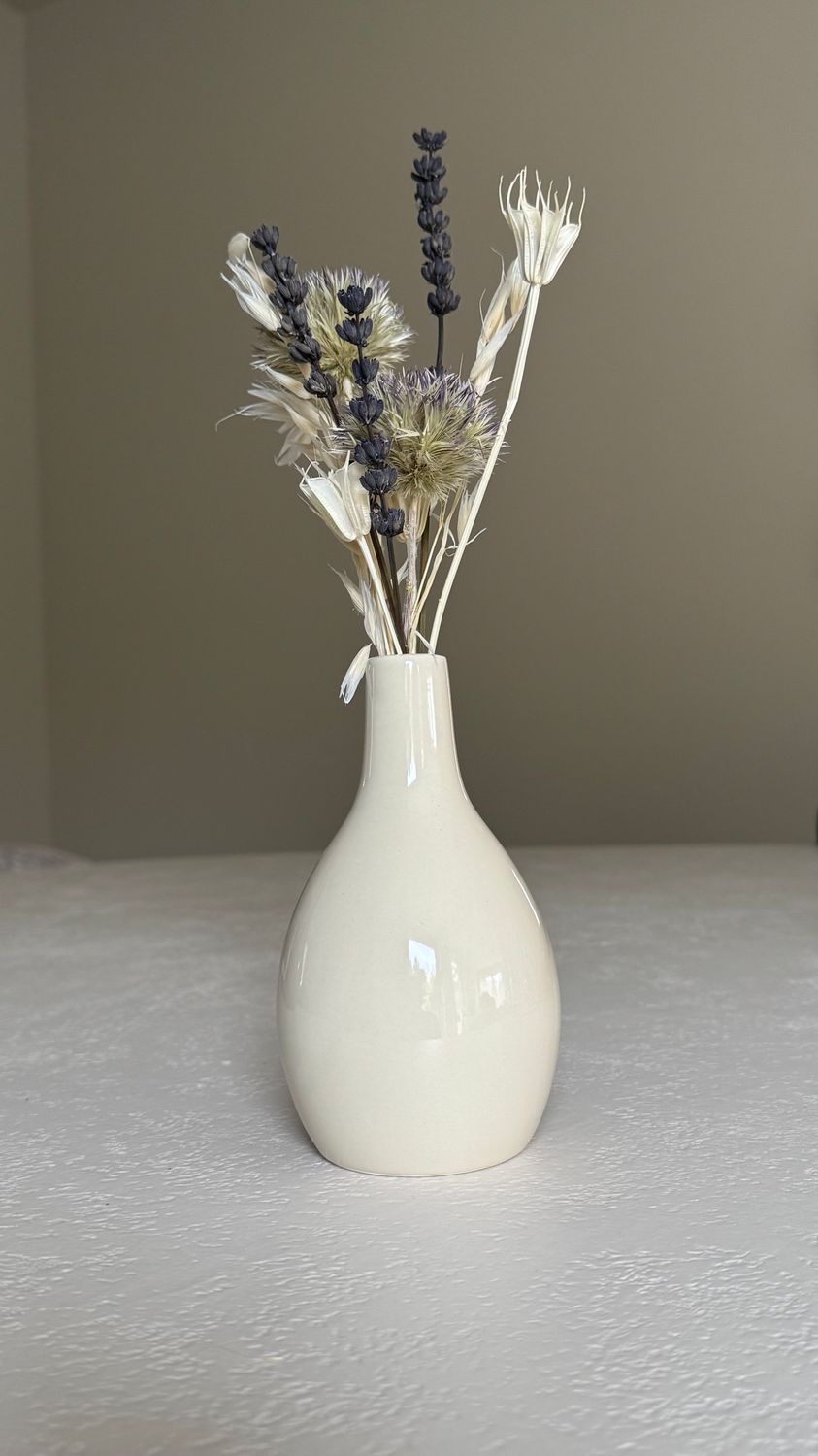 Beige vaasje keramiek met droogbloemen