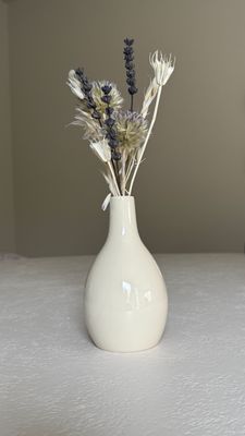Beige vaasje keramiek met droogbloemen