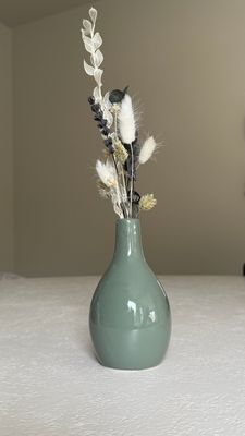 Groen vaasje keramiek met droogbloemen