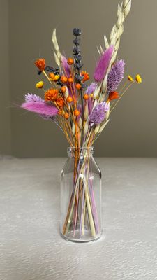 Glazen vaasje met droogbloemen