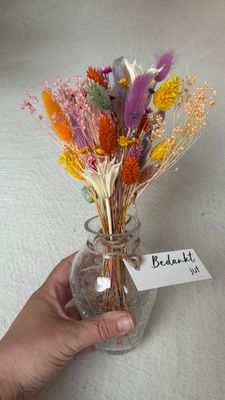 Glazen vaasje crackle met droogbloemen