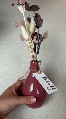 Roze vaasje keramiek met droogbloemen