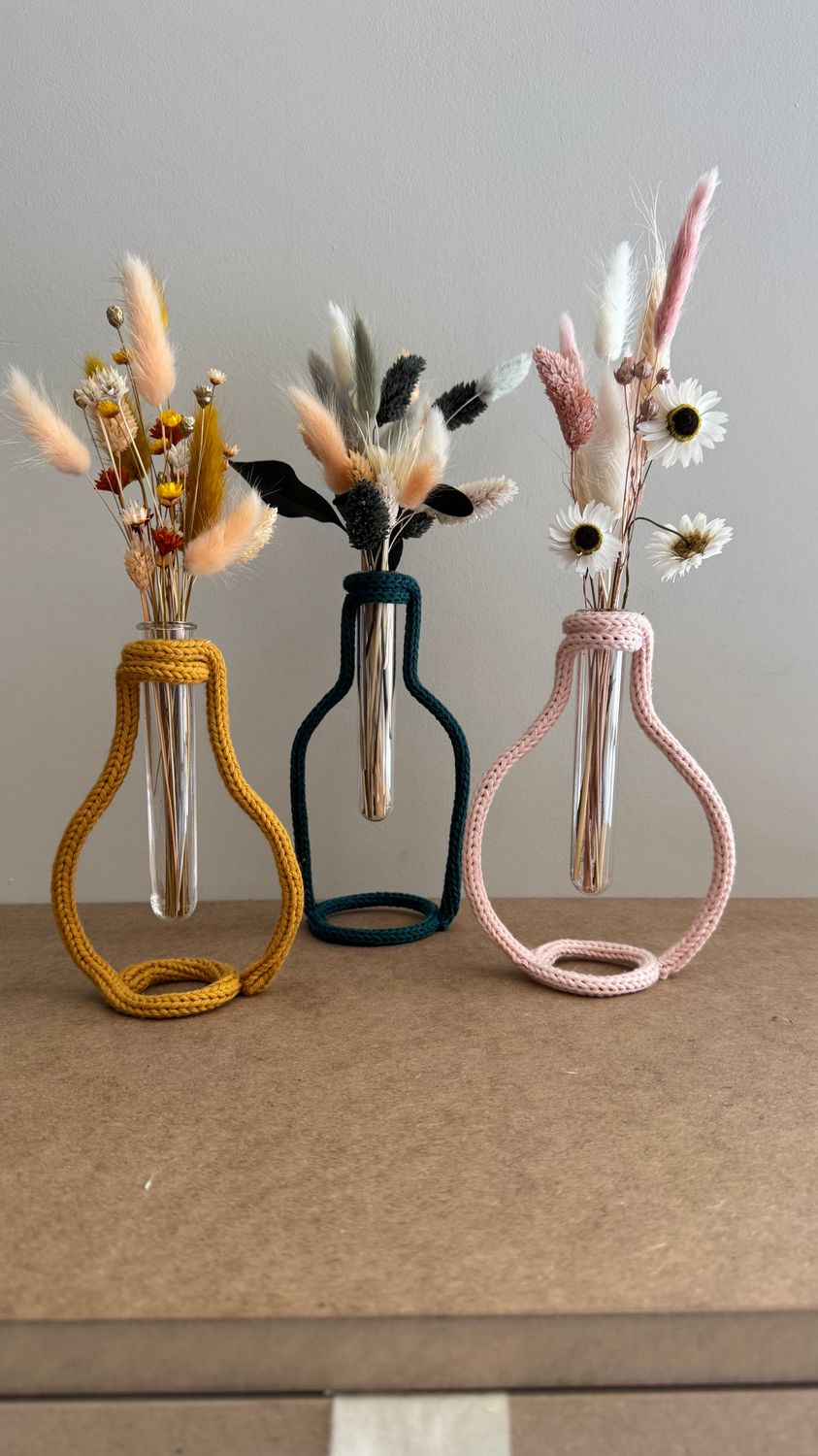 Vaasje met droogbloemen
