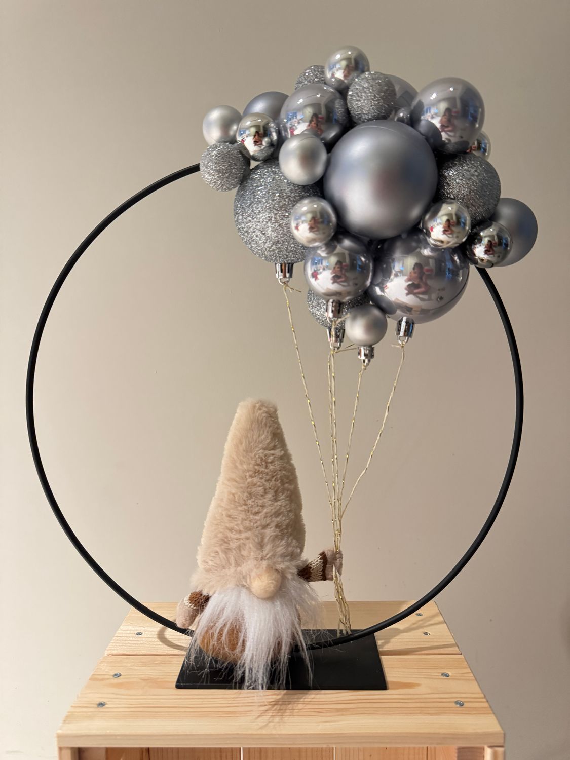 Kerstring zwart 30cm met blauw/zilveren ballen