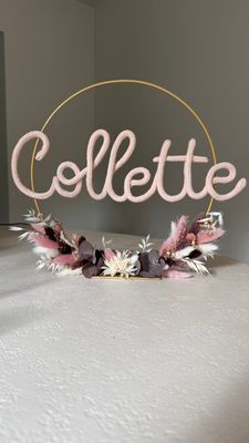 Flowerhoop op voet diameter 30 cm met punniknaam en bloemen onderaan