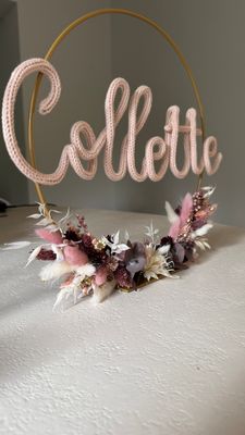 Flowerhoop op voet diameter 30 cm met punniknaam en bloemen onderaan