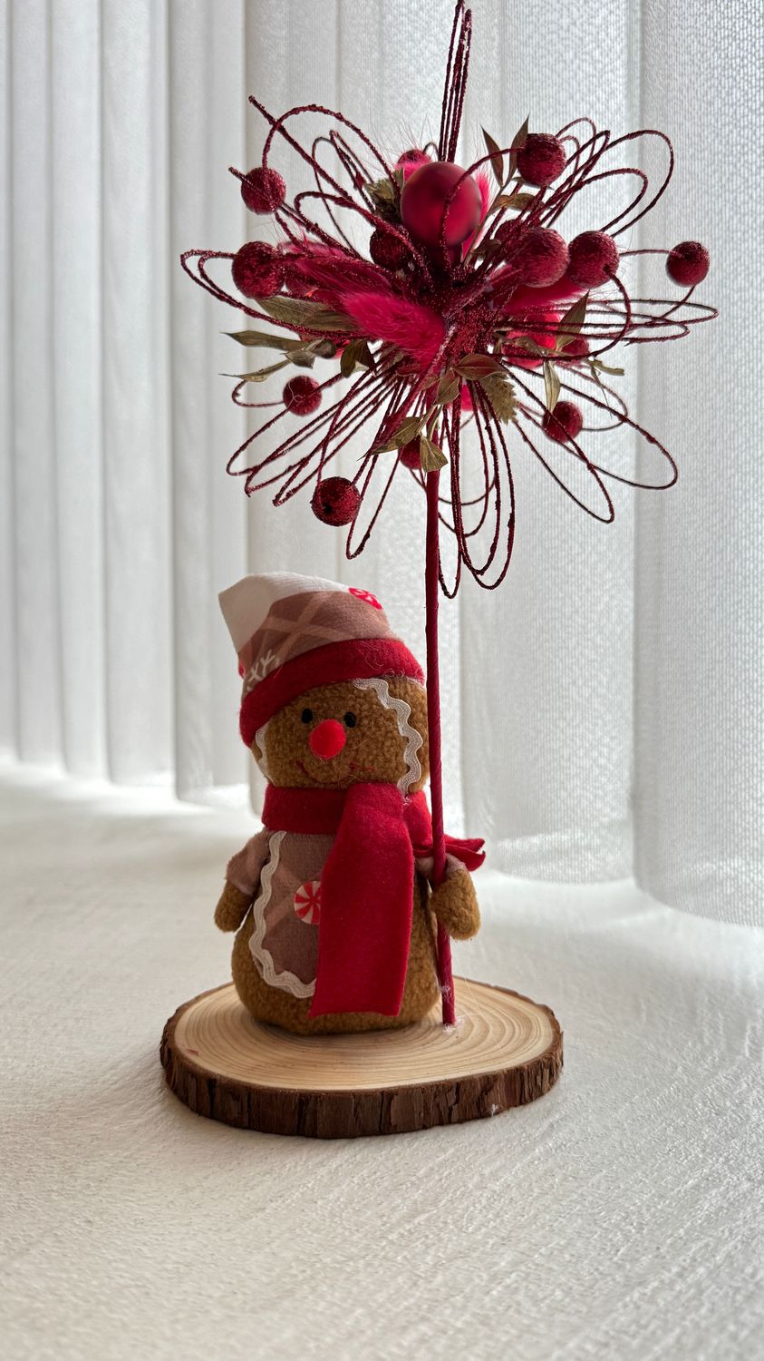 Peperkoekenmannetje met rode bol