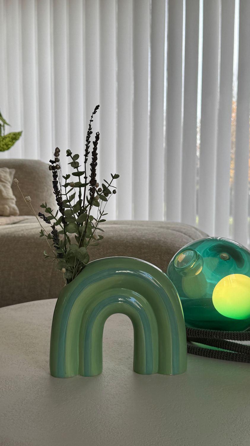 Regenboogvaasje met droogbloemen/kunstbloemen