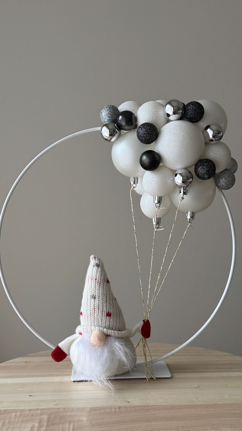 Kerstring wit 30cm met witte ballen